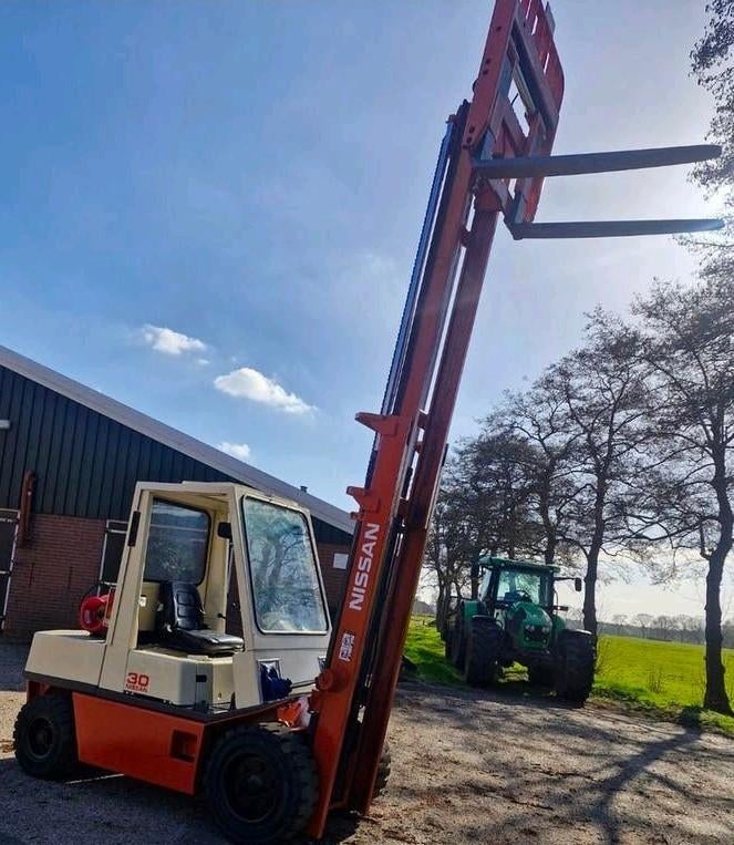 Heftruck Nissan gas 3 tonner, Zakelijke goederen, Machines en Bouw | Heftrucks en Intern transport, LPG, 3000 tot 4000 kg, Heftruck