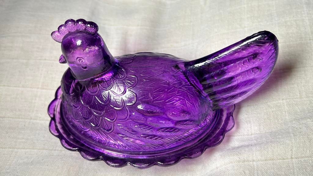 Paarse glazen kip kuiken haan schaal, ei bonbons chocolade, Antiek en Kunst, Ophalen of Verzenden