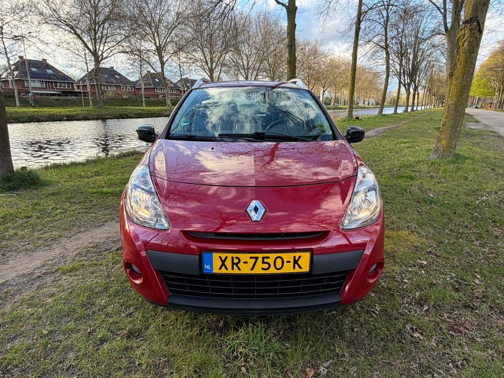 Renault Clio 1.2 16V 55KW Estate 2010 Rood, Auto's, Renault, Particulier, Clio, Airbags, Airconditioning, Boordcomputer, Centrale vergrendeling