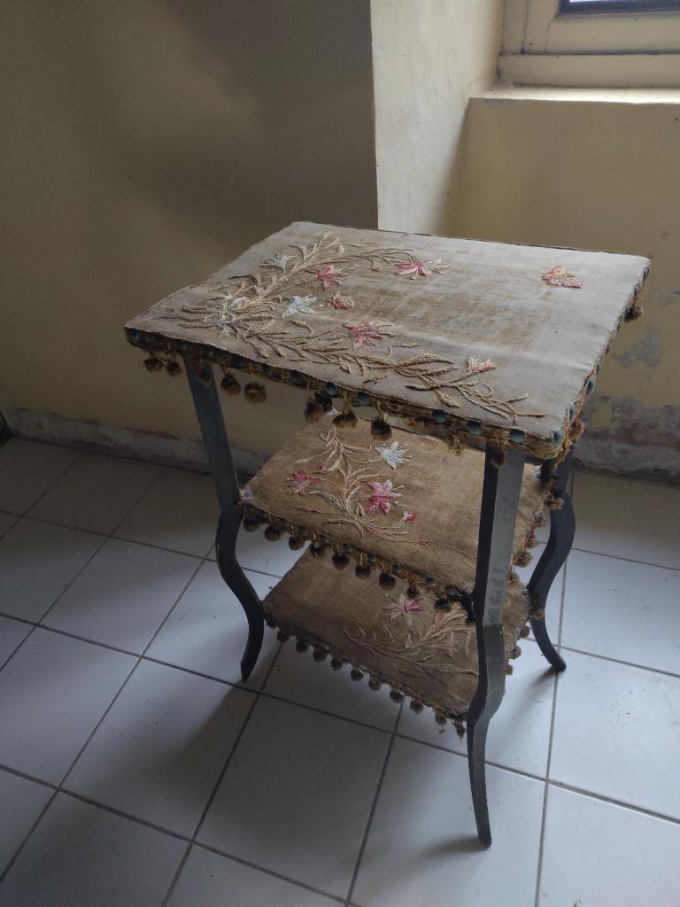 mooi oud antiek tafeltje prachtig borduurwerk Frans brocante, Ophalen of Verzenden