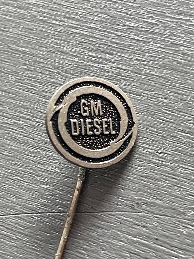 Vintage GM Diesel Speldje - Zeldzaam Verzamelobject, Verzamelen, Speldjes, Pins en Buttons, Gebruikt, Ophalen of Verzenden, Speldje of Pin