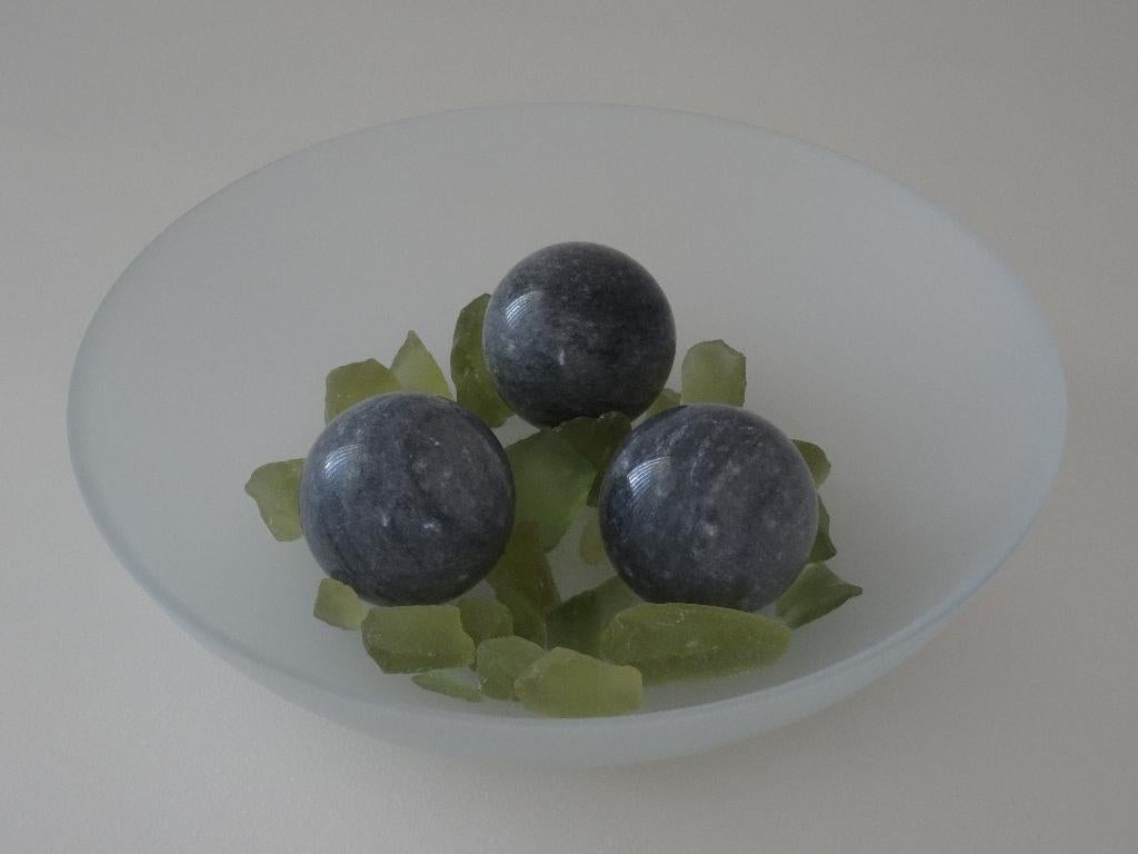 Frosted schaal + 3 marmeren ballen + olijfgroen decoglas, nw, Schaal, Rond, Nieuw, Ophalen of Verzenden