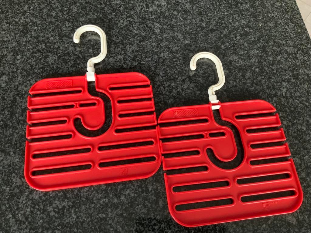 Twee rode riem hangers en twee ijzeren riem/ketting hangers., Ophalen of Verzenden, Zo goed als nieuw