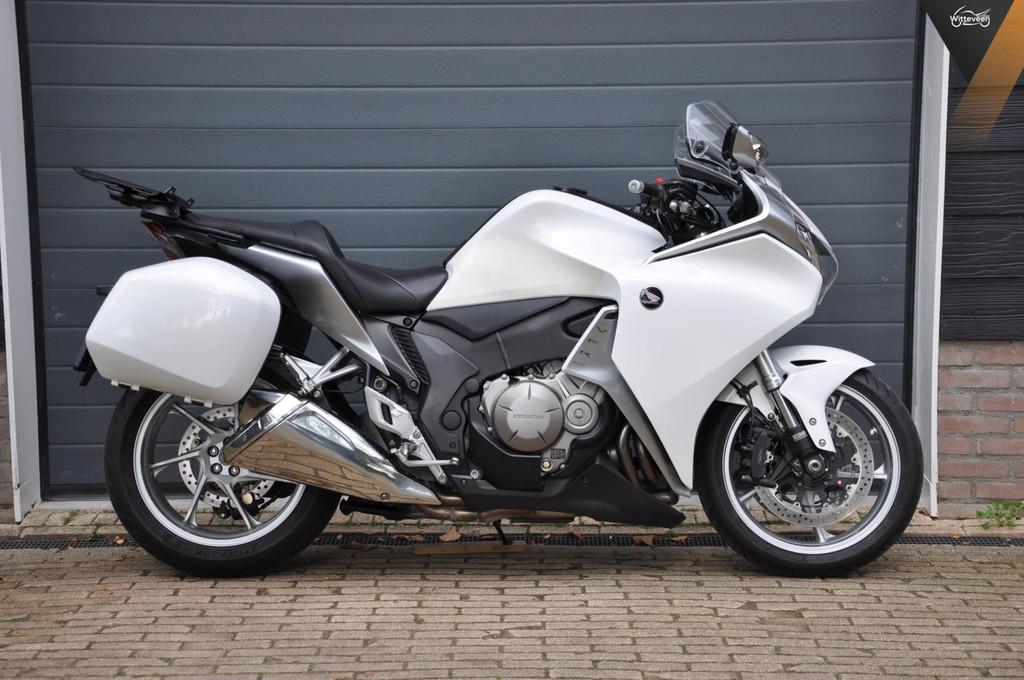 Honda VFR 1200 F ABS Zeer complete en nette motor! 180 PK - foto 2