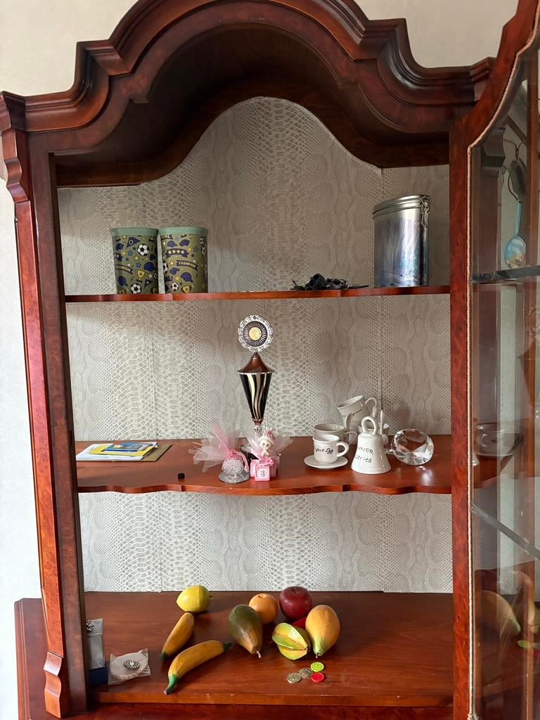 Wortelnoten antieke kast, Ophalen