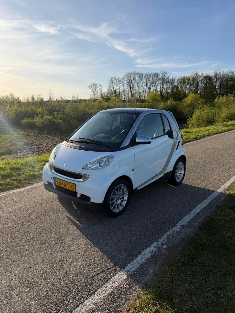 Smart ForTwo 1.0 52KW Coupe MHD AUT 2009 Grijs wit, Auto's, Smart, Automaat, Achterwielaandrijving, 18 €/maand, 23 km/l