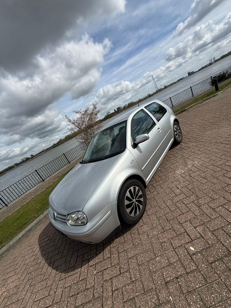 Volkswagen Golf 1.6 77KW 2003 Grijs, Auto's, Voorwielaandrijving, 4 cilinders, 49 €/maand, 1200 kg