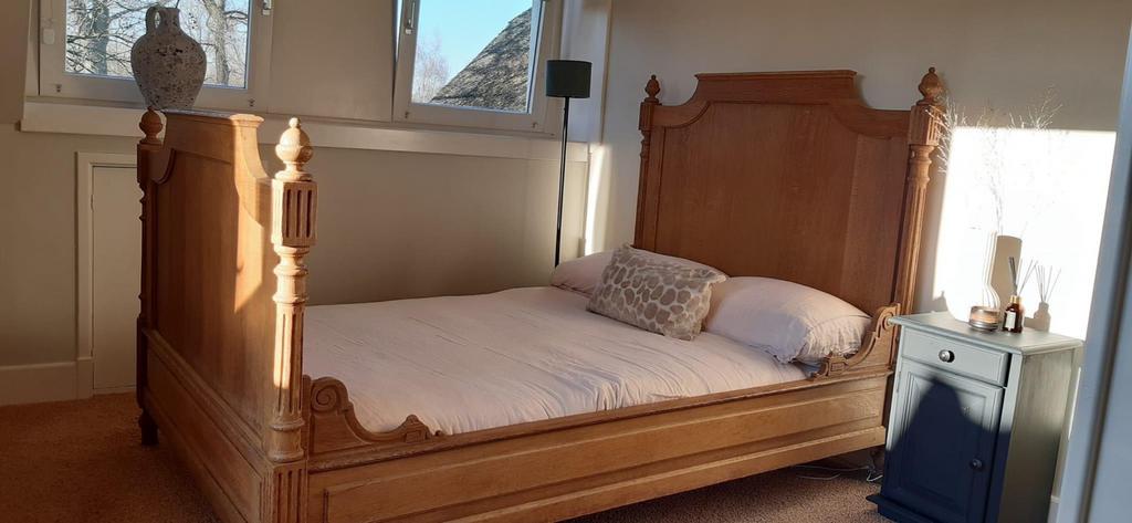 Eikenhouten bed met prachtige details, gezandstraald 130x190, Ophalen, Gebruikt, Bruin, Twijfelaar