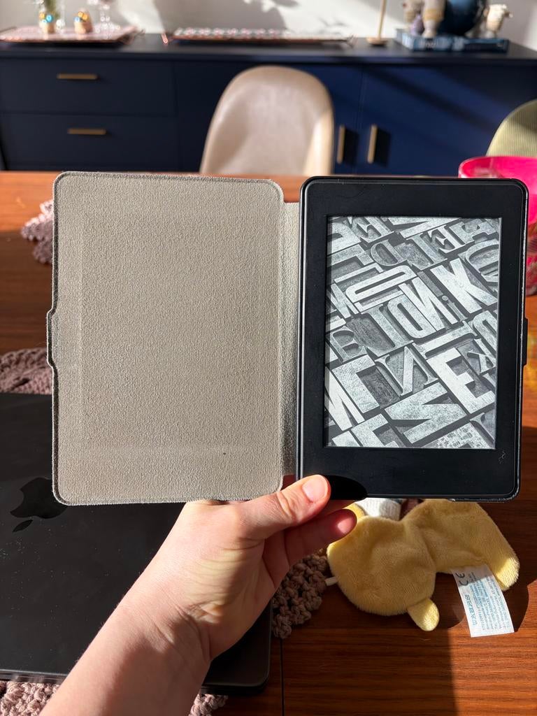 Kindle Paperwhite 7e Gen + hoes, Computers en Software, Gebruikt, Ophalen of Verzenden, 4 GB of minder, Touchscreen