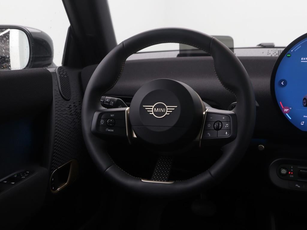 MINI Cooper SE Classic Pakket M (bj 2025, automaat), 402 km, Gebruikt, Zwart, Met garantie (alle)