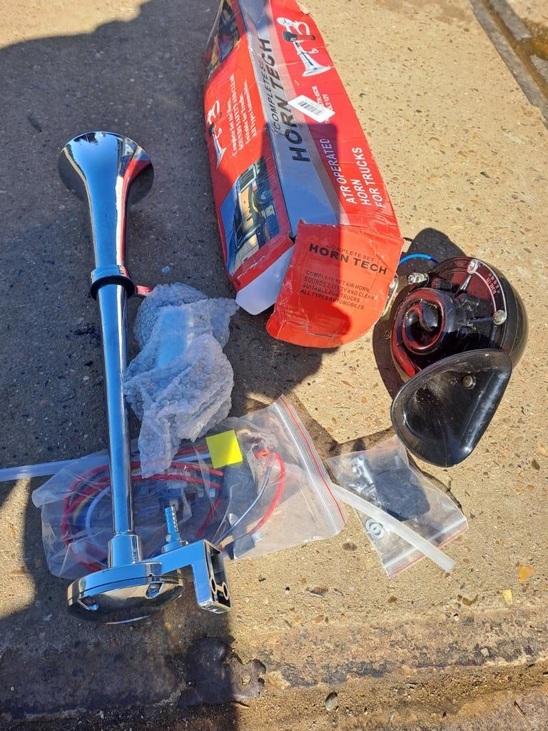 Diverse claxons: lucht en 12 volt toeters, Auto diversen, Auto-accessoires, Gebruikt, Ophalen of Verzenden