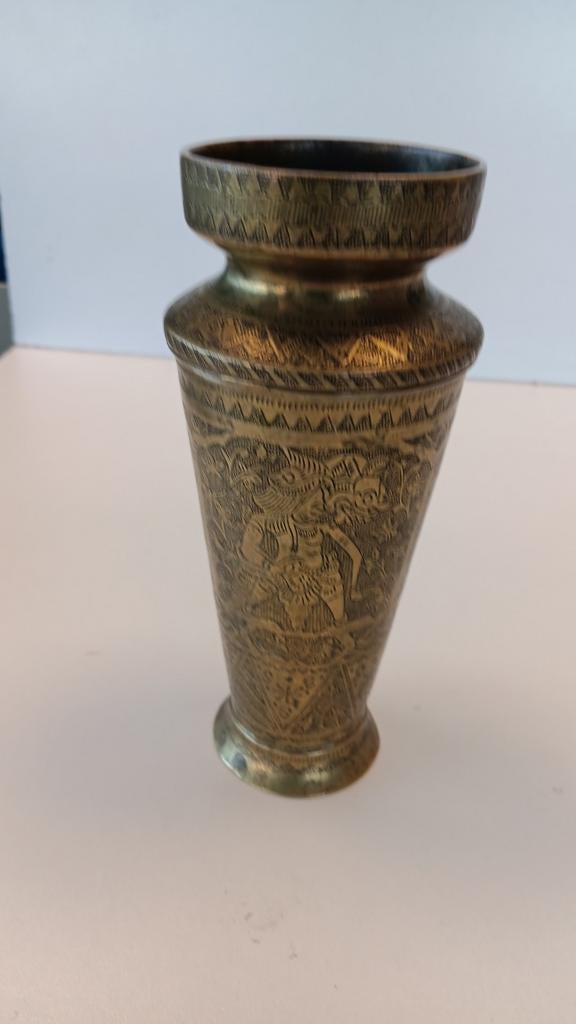 Zware koperen vaas ingegraveerd met figuren., Ophalen of Verzenden, Koper