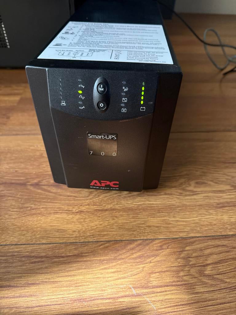 APC Smart-UPS 700 met nieuwe batterijen, Computers en Software, Noodvoedingen (UPS), Zo goed als nieuw, Ophalen of Verzenden