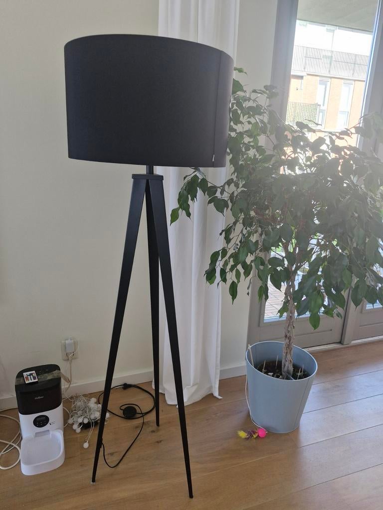 Zuiver Driepoot Staande Lamp - Zwart, Ophalen, Modern, Scandinavisch, Zo goed als nieuw, Stof