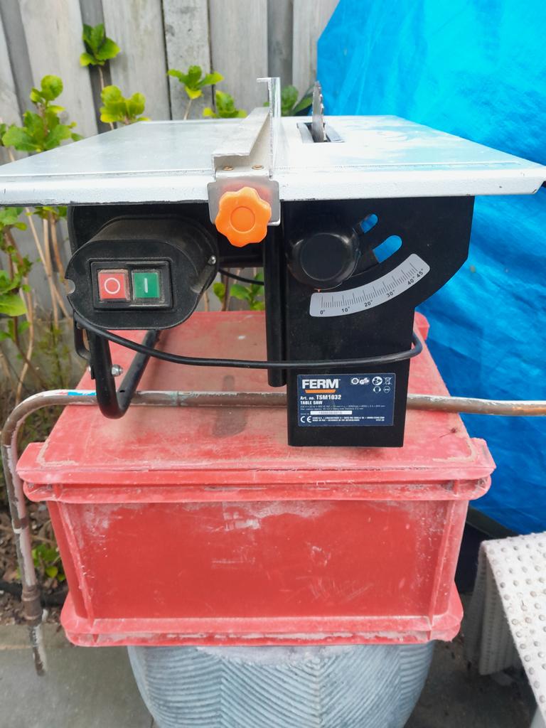 Ferm tafelzaag met zaagblad, Doe-het-zelf en Verbouw, Gereedschap | Zaagmachines, Ophalen, Gebruikt, Cirkelzaag