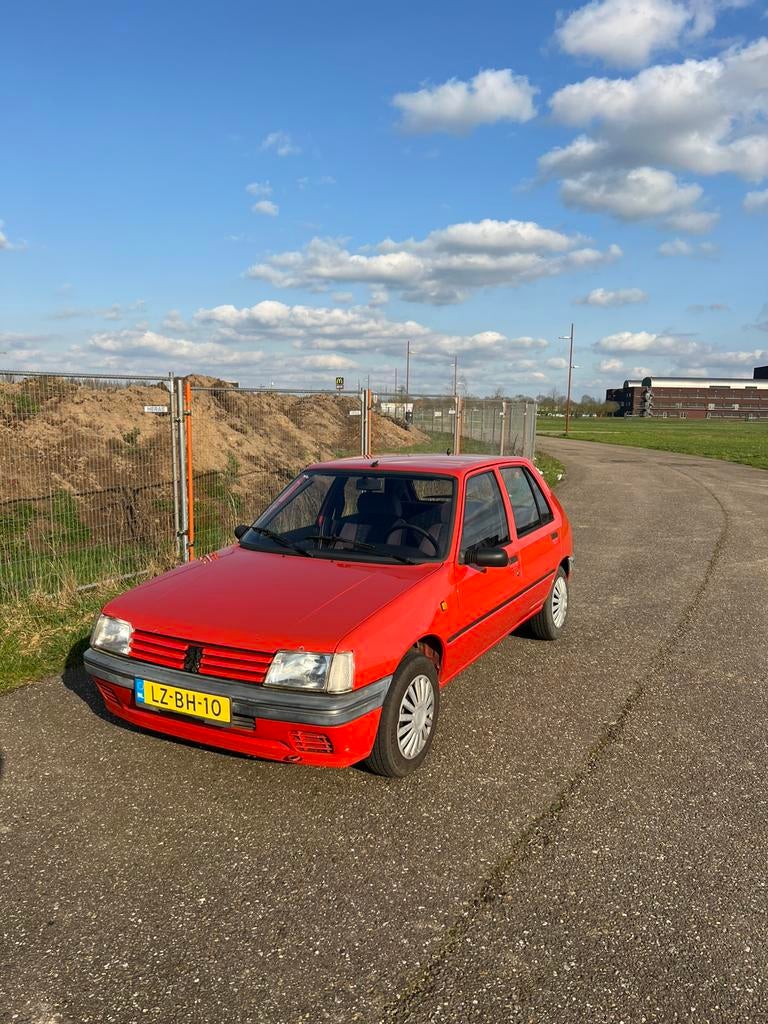 Peugeot 205 1.4 Forever 1995 Rood *2 jaar apk*, Auto's, Peugeot, Voorwielaandrijving, 31 €/maand, 4 cilinders, Origineel Nederlands