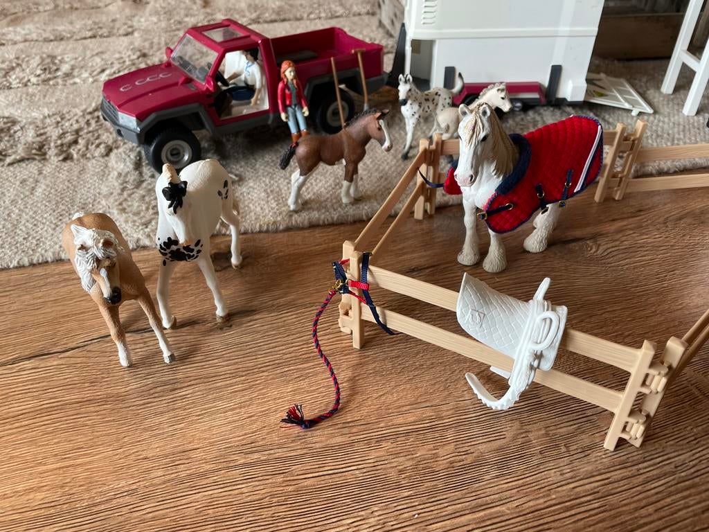 Schleich Paarden Set: Trailer, Auto, Stal & 9 Paarden, Ophalen of Verzenden, Gebruikt