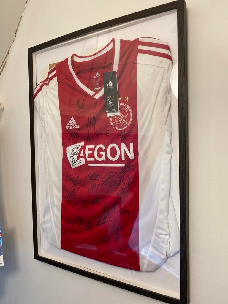 Gesigneerd Ajax shirt ingelijst - Uniek verzamelobject, Verzamelen, Ophalen of Verzenden, Nieuw, Ajax, Shirt