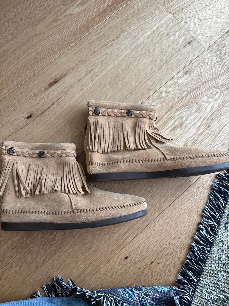 Minnetonka boots maat 39, Beige, Lage of Enkellaarzen, Ophalen of Verzenden, Zo goed als nieuw