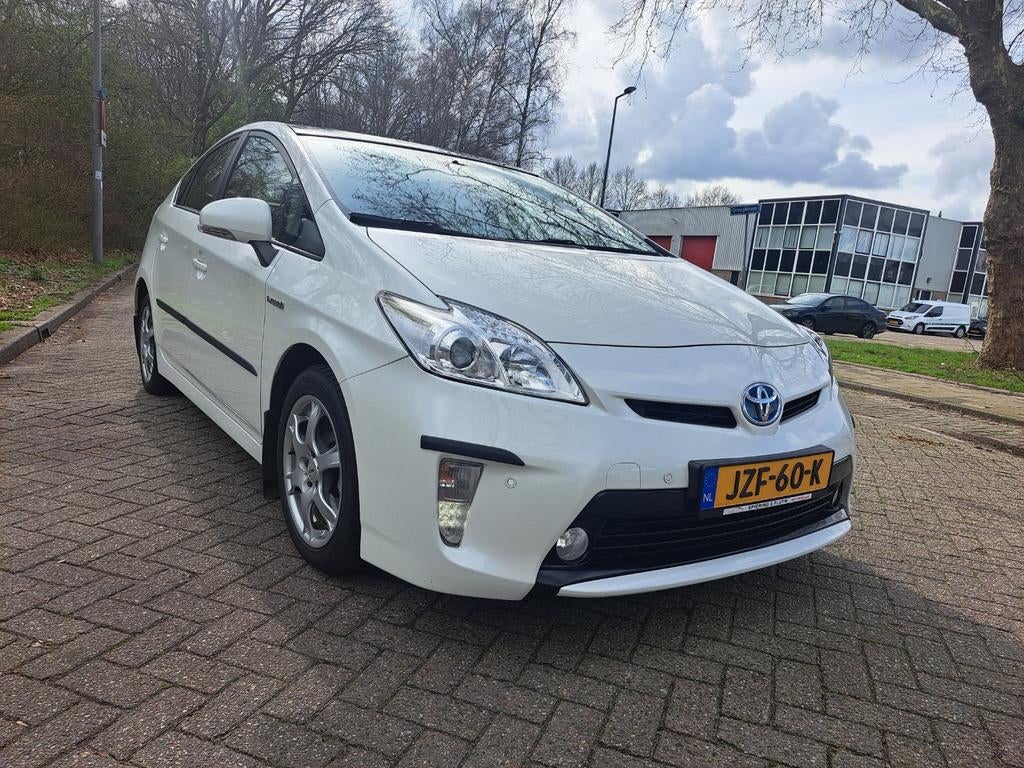 Toyota Prius 1.8 Full Hybrid 136PK Aut 2012 Wit, Auto's, Wit, Prius, 25 km/l, Te koop