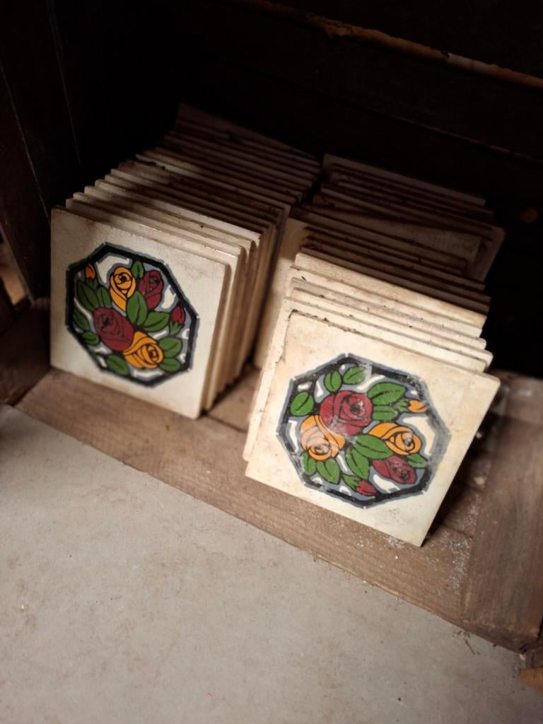 Oude decoratieve wandtegels met diverse patronen, Ophalen