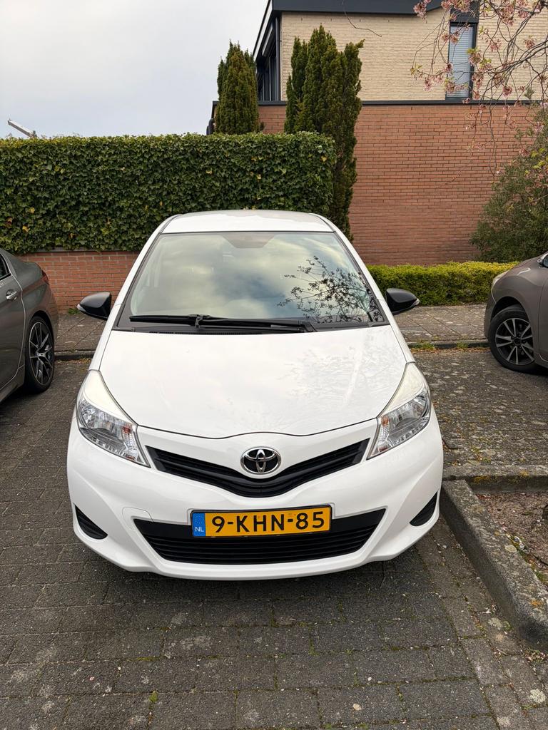 Toyota Yaris 1.0 12V Vvt-i 5DR 2013 Wit maar 33000 km, Wit, Origineel Nederlands, Handgeschakeld, Particulier