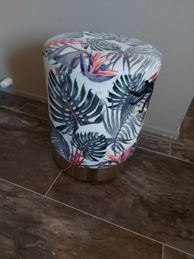 Leuke poef met tropische print in prima staat, Huis en Inrichting, Banken | Voetenbanken en Poefen, Ophalen, Minder dan 50 cm