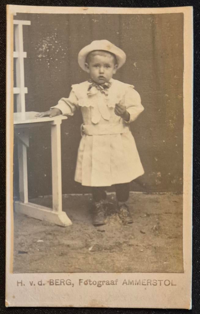 074 cdv peuter buitenhuis Ammerstol fotograaf H. v.d. Berg, Ophalen of Verzenden, Voor 1940, Gebruikt, Kind