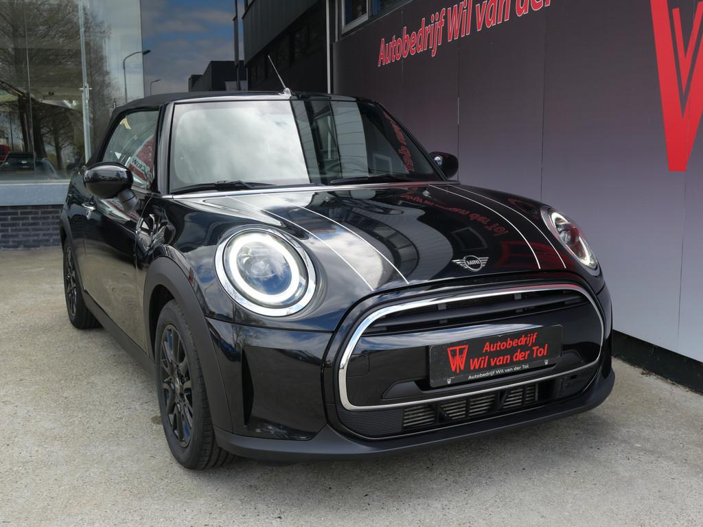 MINI Cabrio 1.5 COOPER | AUTOMAAT | LED | HALF-LEER | FACELI, 136 pk, Zwart, Cabriolet, 4 stoelen