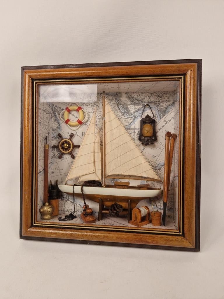 Maritieme diorama met zeilboot in houten lijst, Ophalen of Verzenden