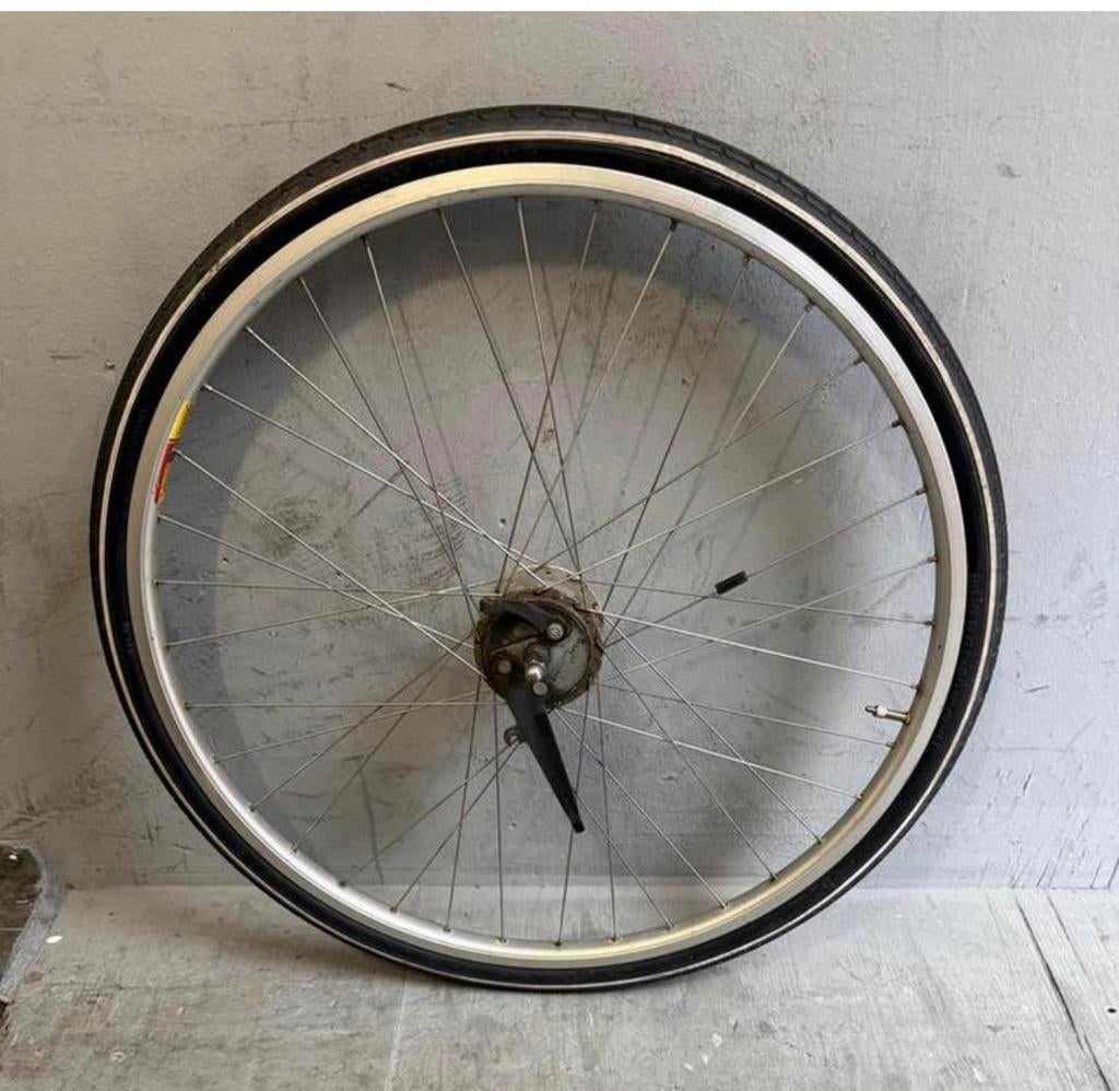 voorwiel 28 inch met trommelrem, Fietsen en Brommers, Ophalen, Gebruikt, Batterij, Achterlicht