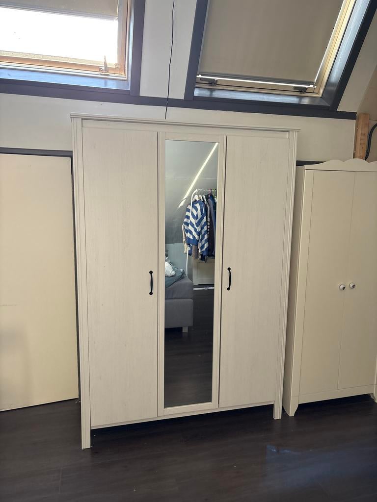 Ruime kledingkast met spiegel IKEA Brusali - in nette staat, Ophalen, 100 tot 150 cm, Zo goed als nieuw, Met lade(s)