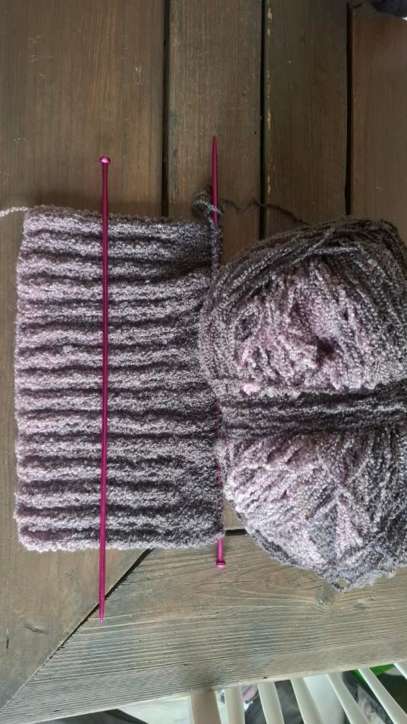 Grote bol grijs/roze bol bouclé garen 340 gram, Ophalen of Verzenden, Breien of Haken, Wol of Garen