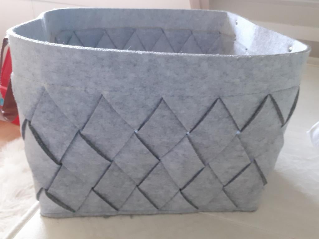 Leuke grijze mand met hengsels voor boeken/krant/Duckies, Huis en Inrichting, Woonaccessoires | Schalen en Manden, Ophalen, Nieuw