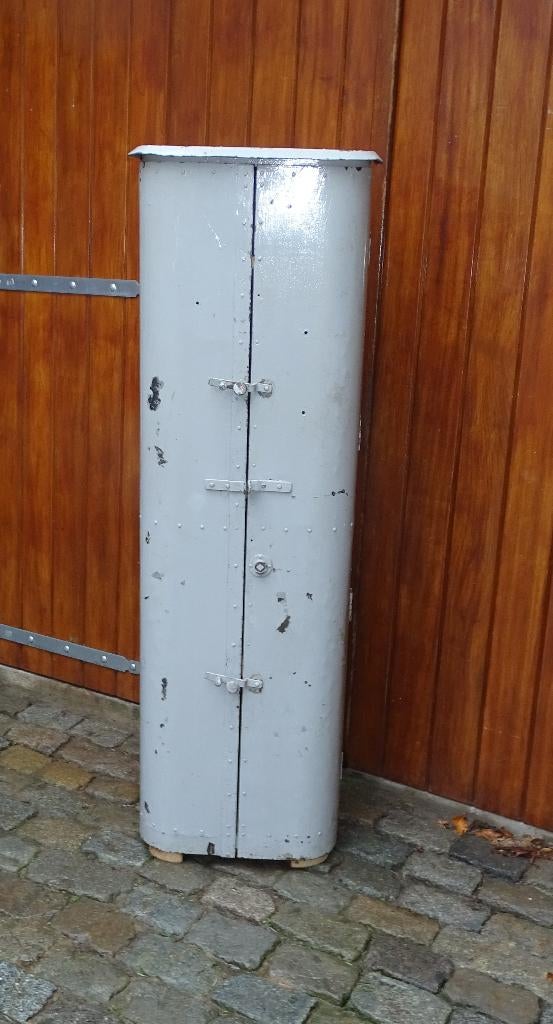 oude ijzeren kast met legplanken, Ophalen