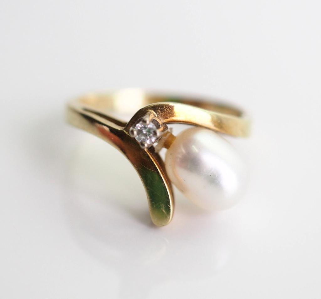 14  krt gouden ring met diamant en echte parel, Met edelsteen, ., Ophalen of Verzenden, .