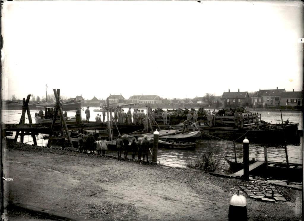 Dordrecht - Foto - Ponton - Mobilisatie, Verzenden, Zuid-Holland