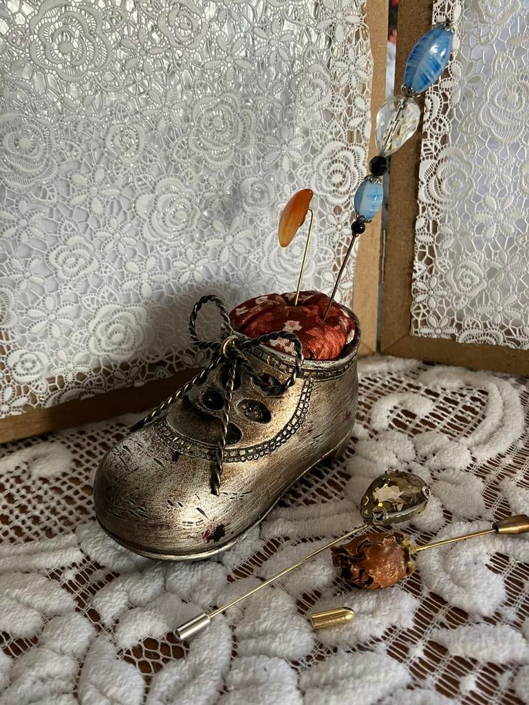 Leuk speldenkussen schoentje ( en hoedenspelden ), Antiek en Kunst, Ophalen of Verzenden
