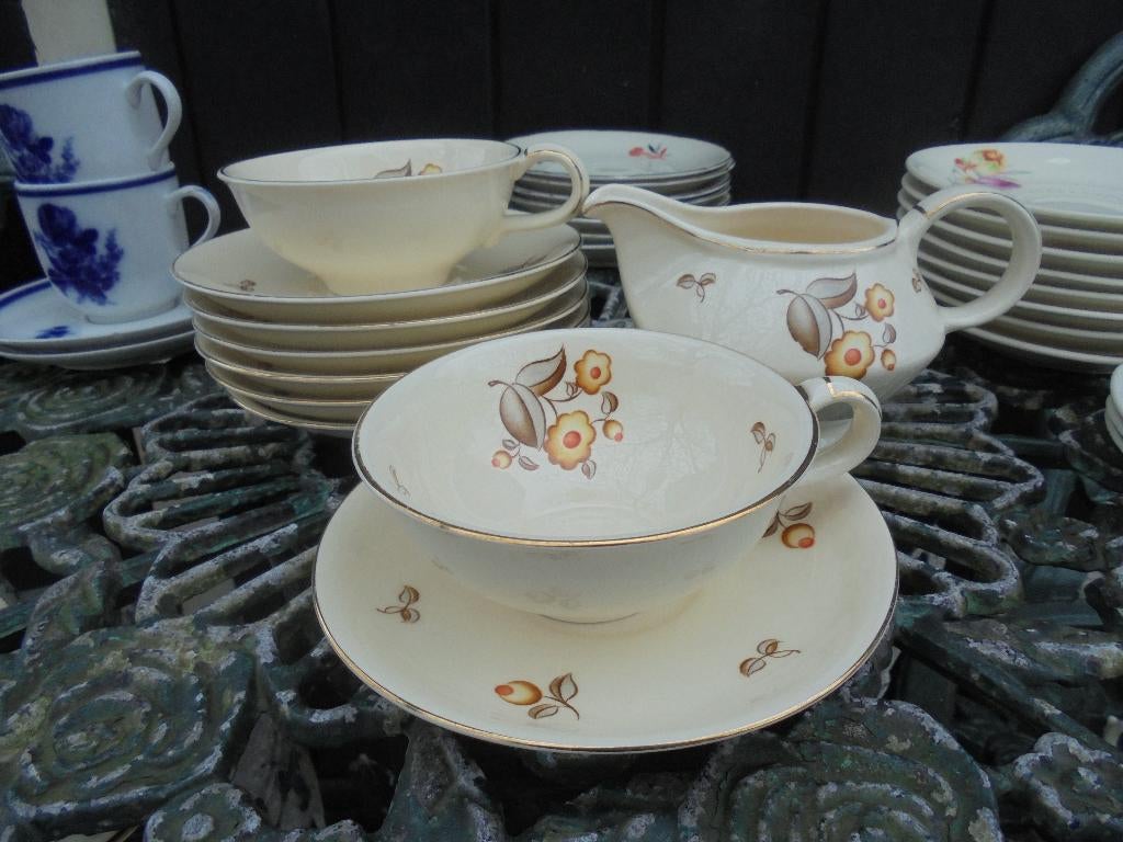 2 x Kop en schotel + Melkannetje MOSA oranje / gele bloem, Ophalen of Verzenden