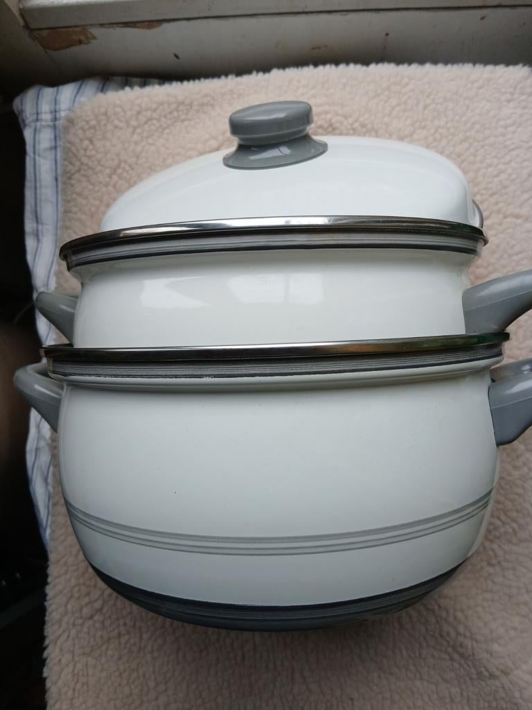 2  grote  witte pannen met  grijze  strepen, Ophalen of Verzenden, Zo goed als nieuw, Overige materialen, Pannenset