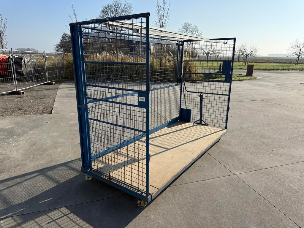 Grote metalen kooi op wielen / meubelwagen, Ophalen