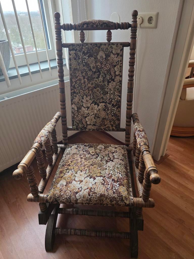 Houten Schommelstoel met Stoffering., Ophalen