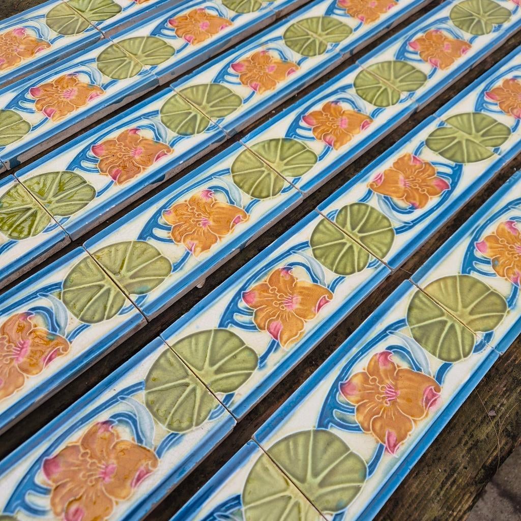 44 antieke randtegels 15x7,5 cm decor in relief, Ophalen