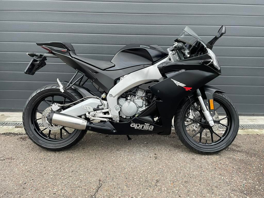 APRILIA RS4 50 SCHAKELBROMMER, Fietsen en Brommers, Ophalen, 6 versnellingen, Gebruikt, Maximaal 45 km/u