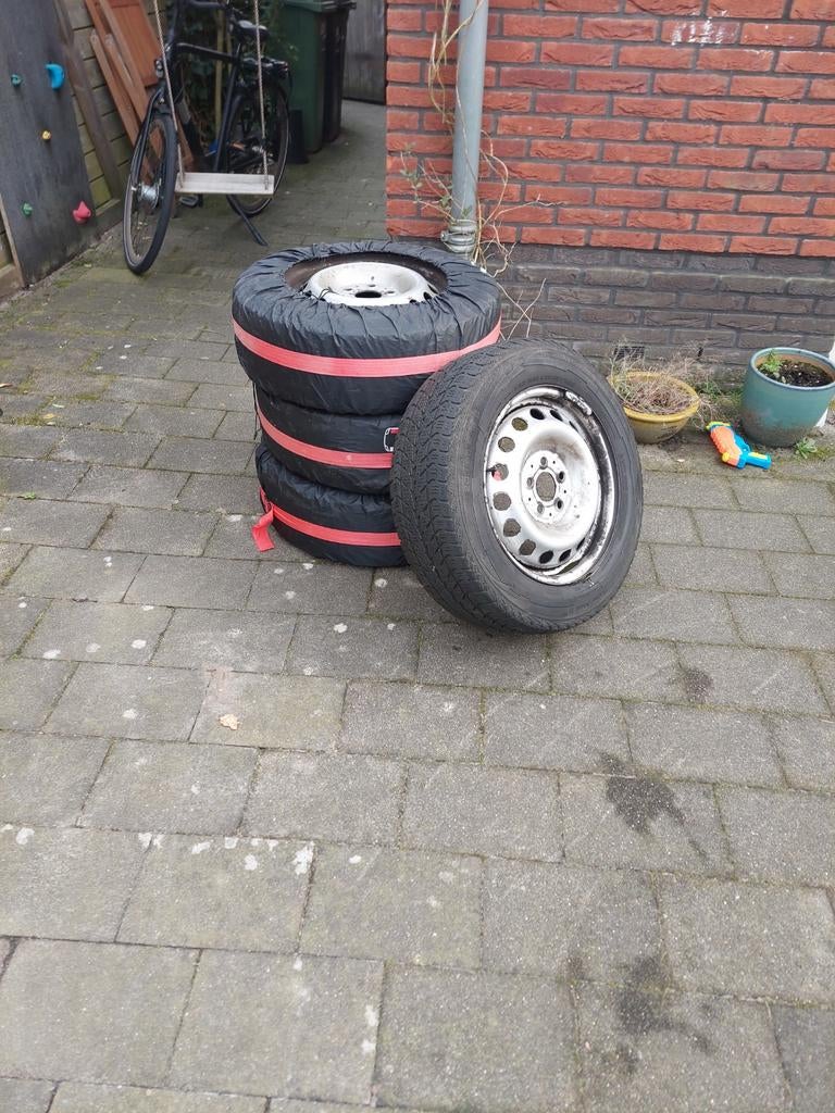 Uniroyal Winterbanden 205/65 R15 uit 2022, gratis af te hale, Auto-onderdelen, Banden en Velgen, Ophalen, Gebruikt, Banden en Velgen