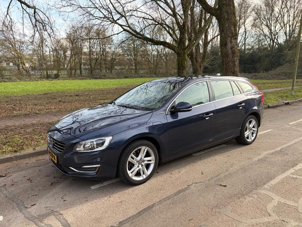 Volvo V60 D6 215pk Plug-in Hybrid 2014 Blauw, Auto's, 1849 kg, 1800 kg, Blauw, Particulier