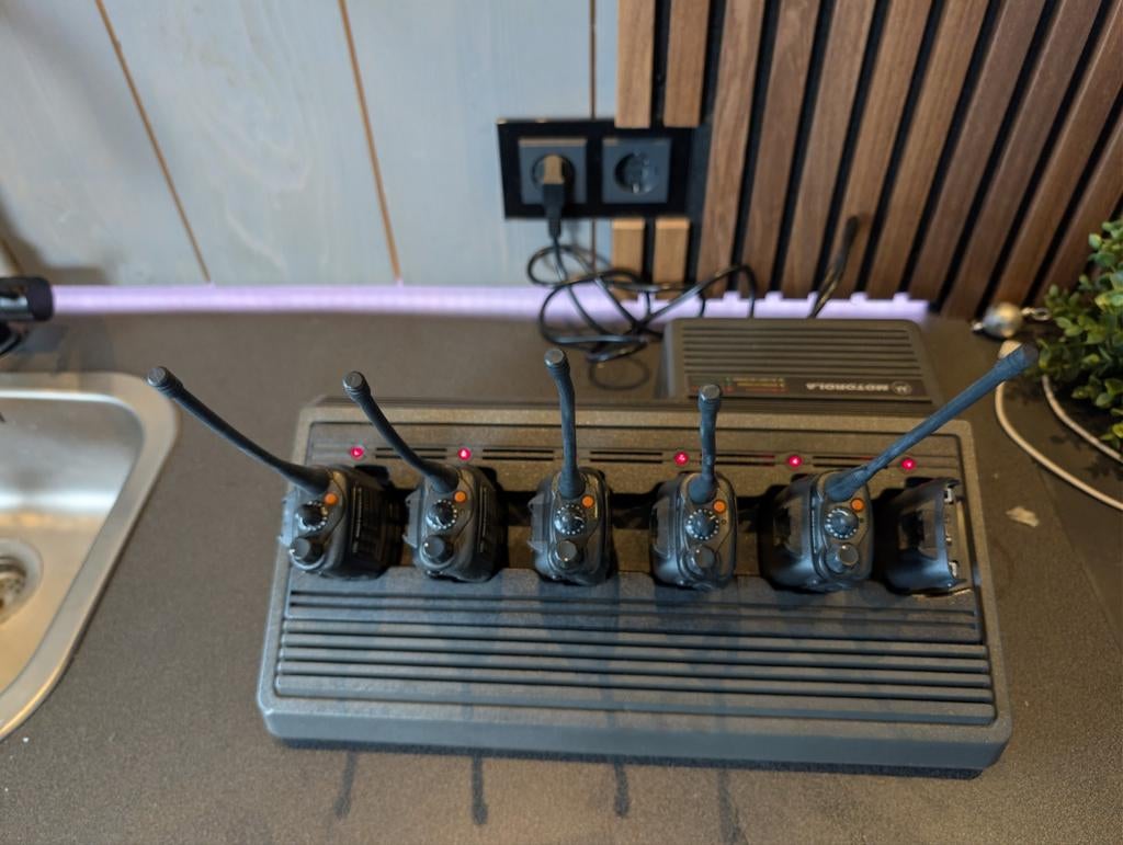 Motorola Gp380 UHF portofoon met 6 vaks lader, Gebruikt, Portofoon of Walkie-talkie, Motorola, 2 to 5 km