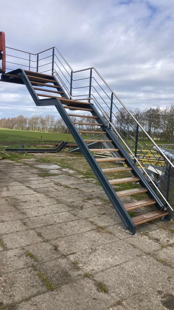 Stalen trap, Doe-het-zelf en Verbouw, Ladders en Trappen, Zo goed als nieuw, 2 tot 4 meter, Ophalen