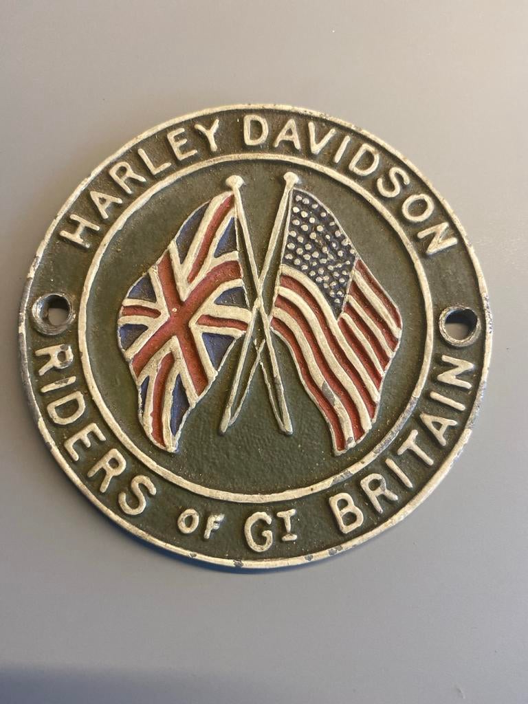 Oud stalen Harley Davidson badge - Riders of GI Britain, Ophalen of Verzenden