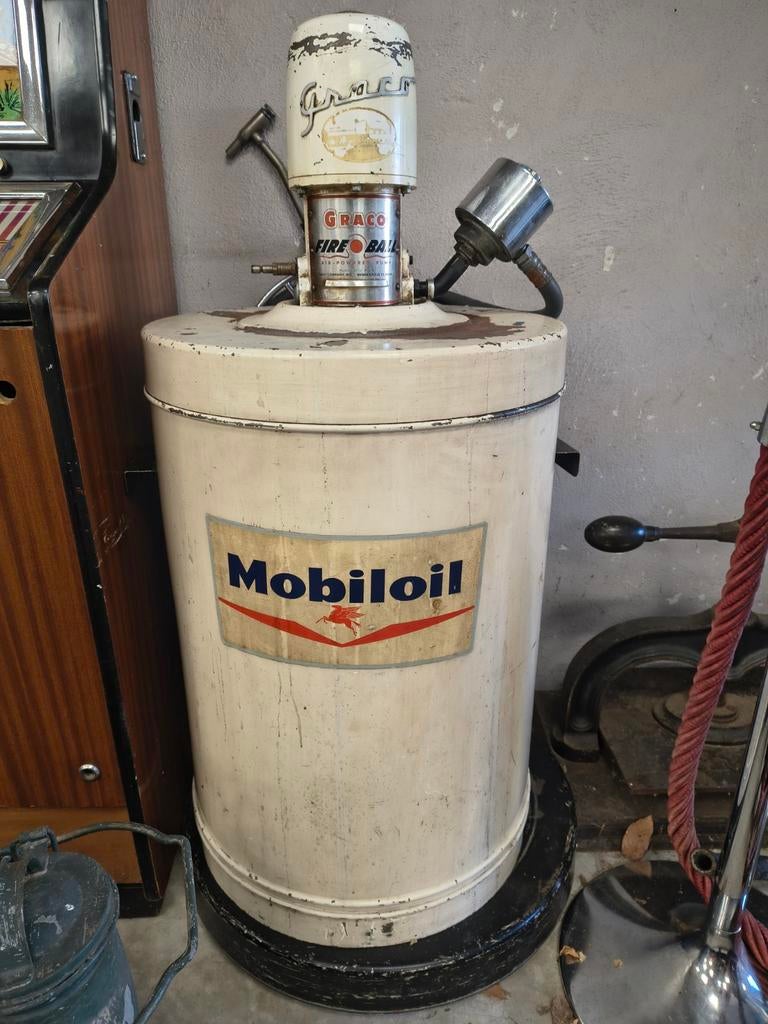 Vintage Mobil Oil drum met pomp - jaren '60 mancave item, Auto diversen, Overige Auto diversen, Ophalen